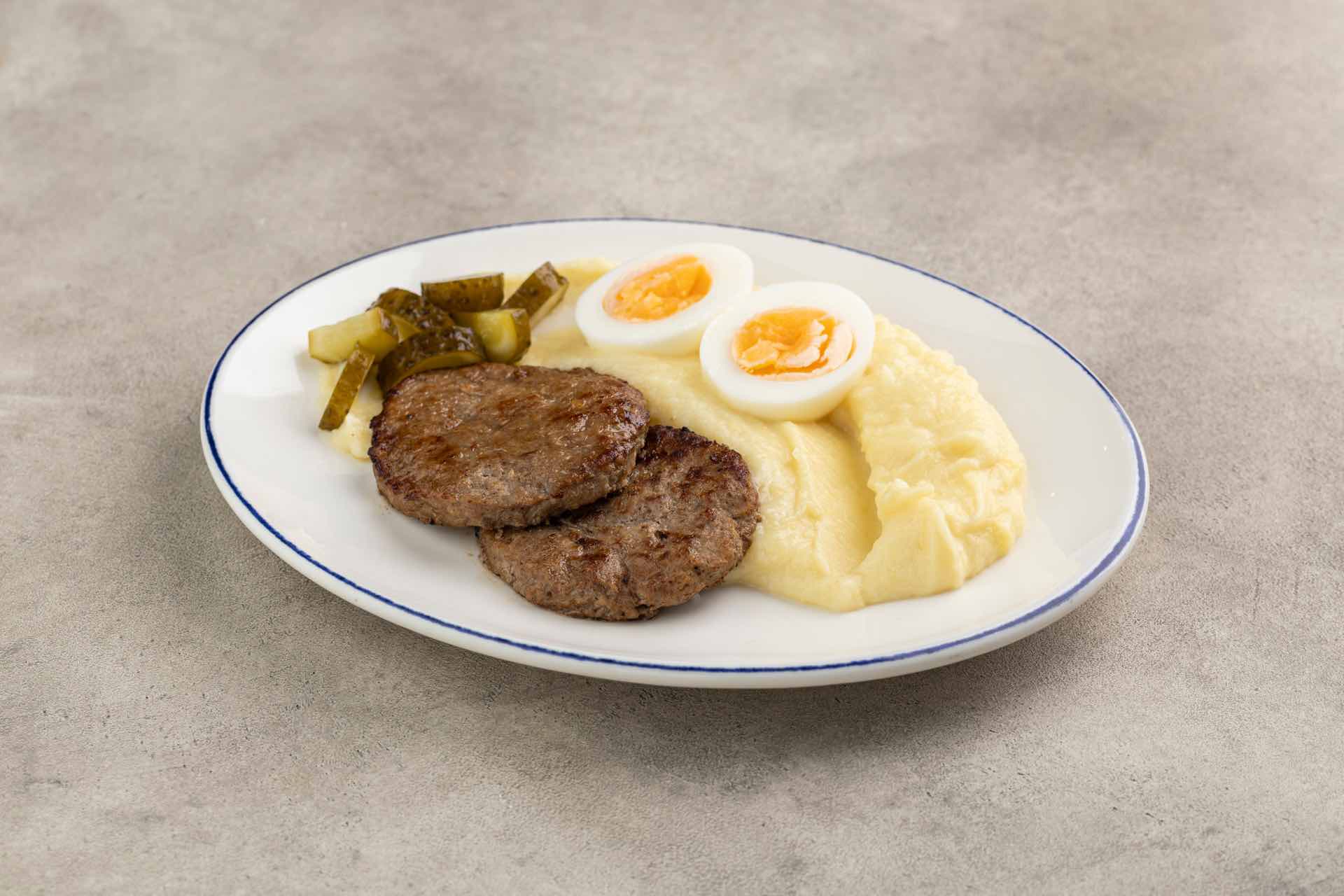 Фото Котлеты из говядины с картофельным пюре и бочковыми огурцами