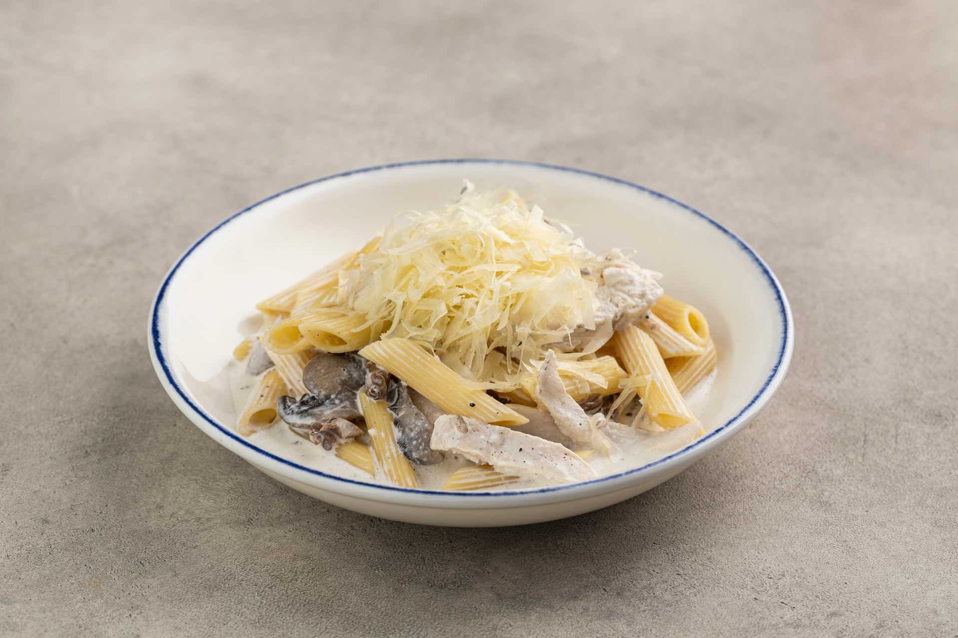 Фото Паста с курицей и грибами